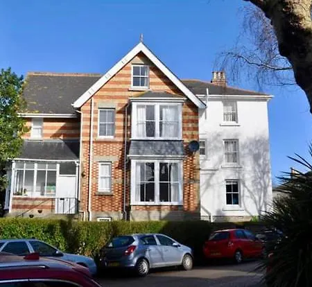 לינה וארוחת בוקר Holbein House 3*