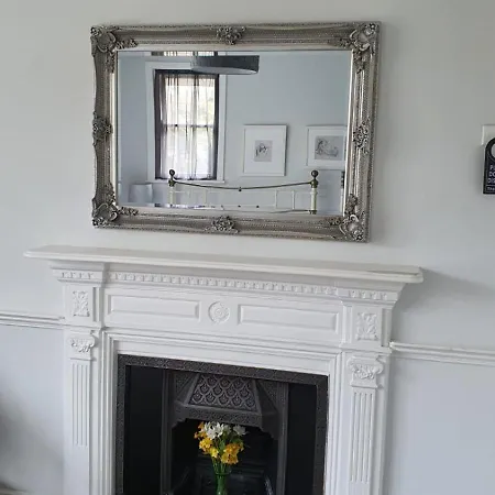 לינה וארוחת בוקר Holbein House 3*